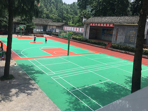 吉首鳳凰縣培民學(xué)校塑膠籃球場(chǎng)，羽毛球場(chǎng)順利完工